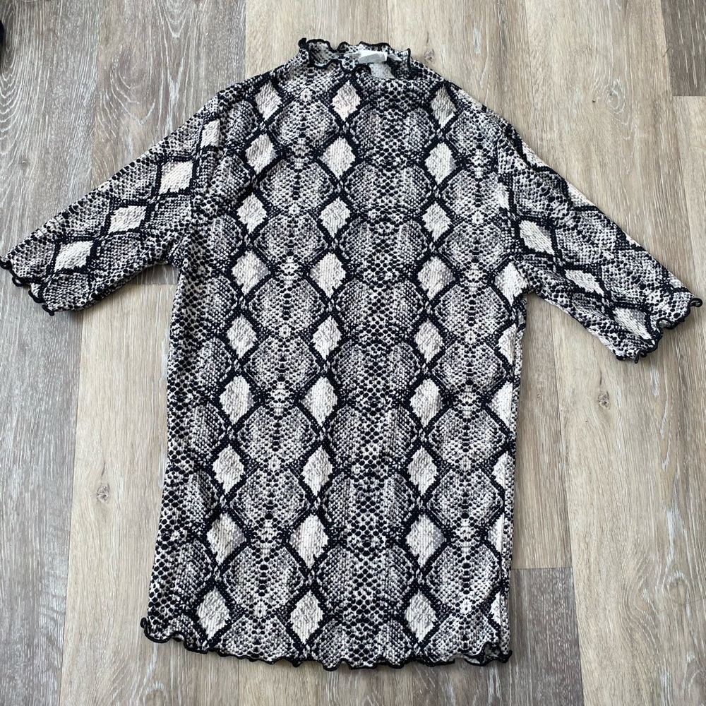 Juniors snake skin top so trendy!! 💡